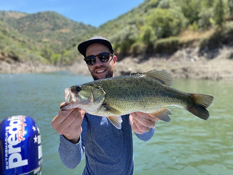 Pecheur avec un Bass sur lac Portugais