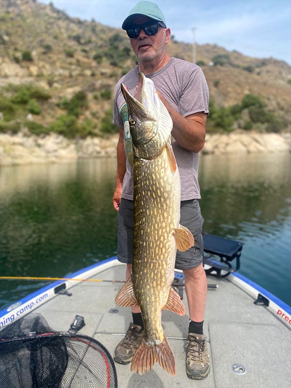 Pêcheur avec un gros brochet