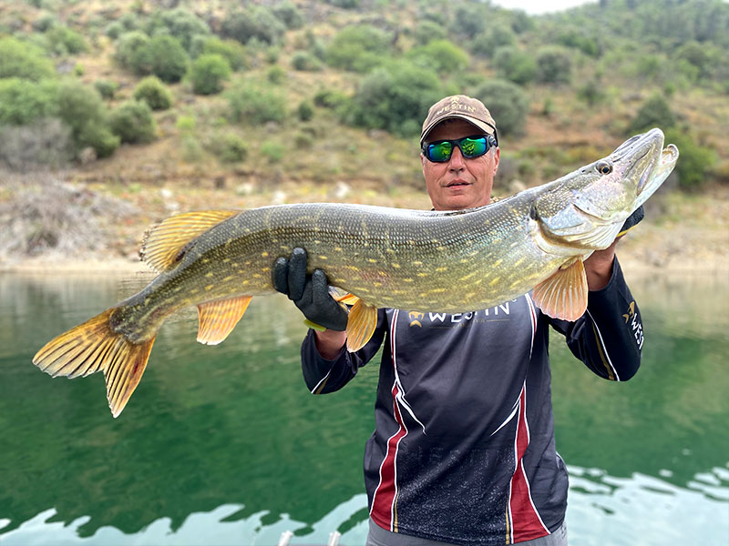 Pêcheur avec un gros brochet