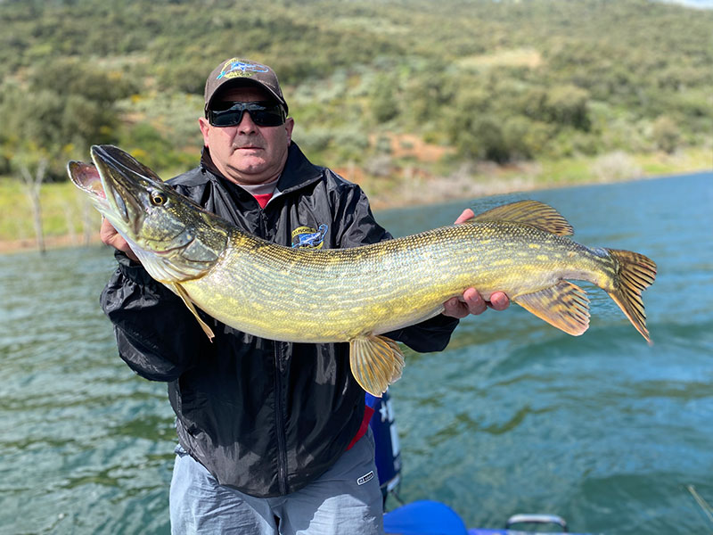 Pêcheur avec un gros brochet