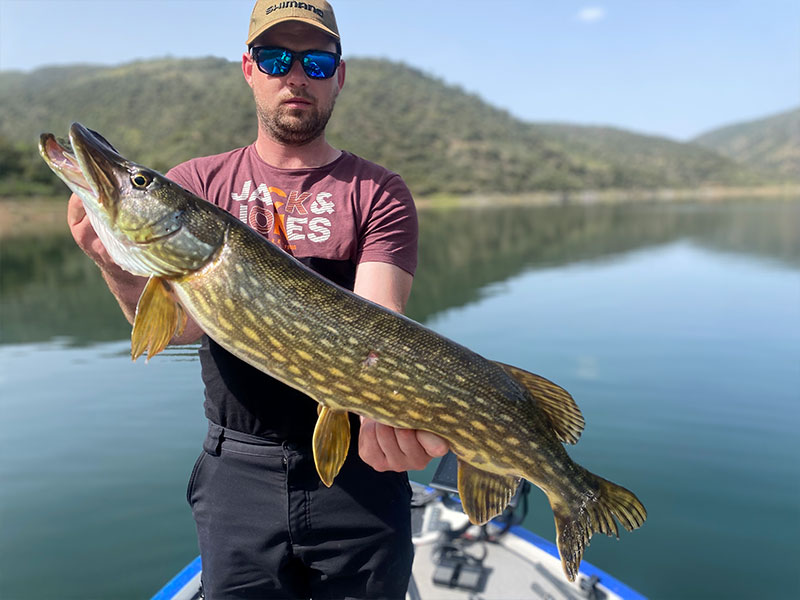 Pêcheur avec un gros brochet