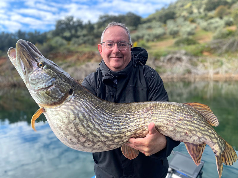 Pêcheur avec un gros brochet