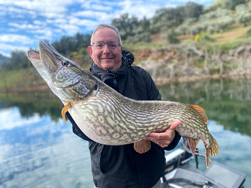 Pêcheur avec un gros brochet
