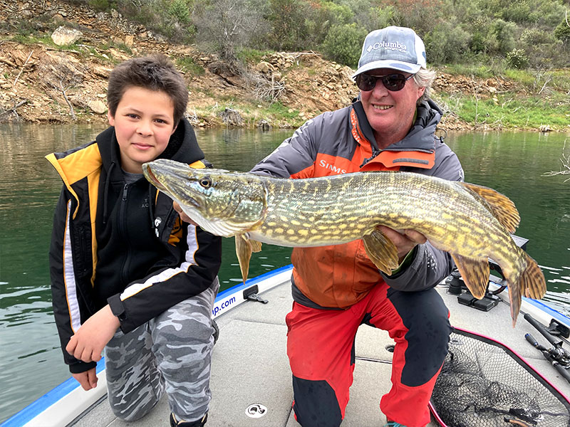 Pêcheur avec un gros brochet