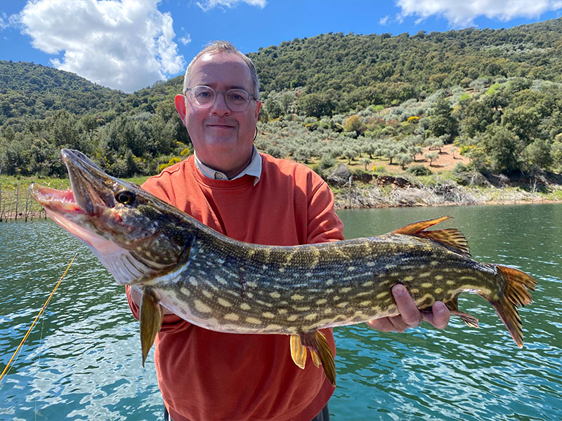 Pêcheur avec un gros brochet