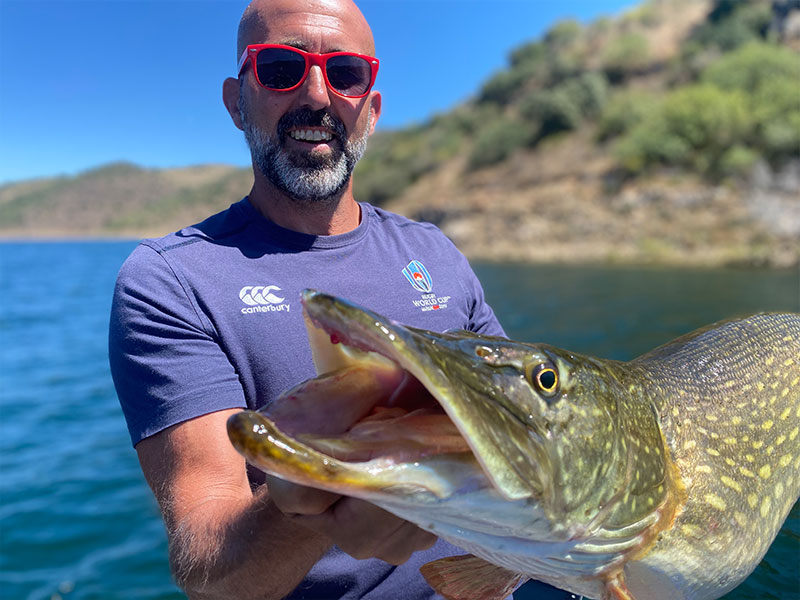 Pêcheur avec un gros brochet