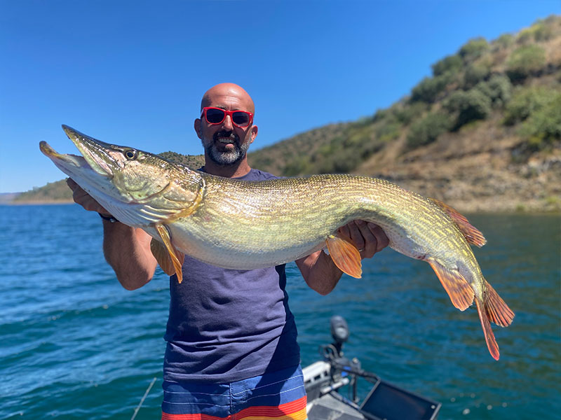 Pêcheur avec un gros brochet