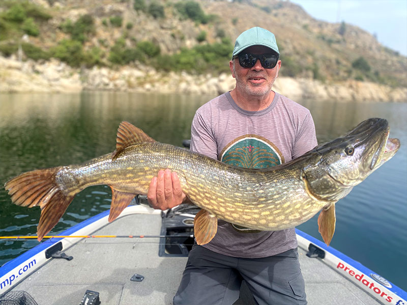 Pêcheur avec un gros brochet