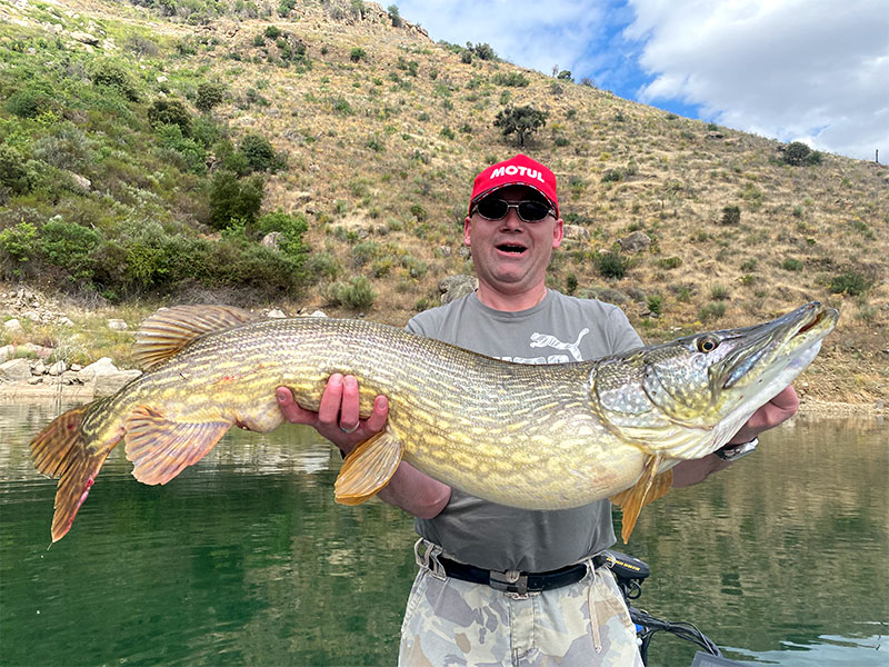 Pêcheur avec un gros brochet