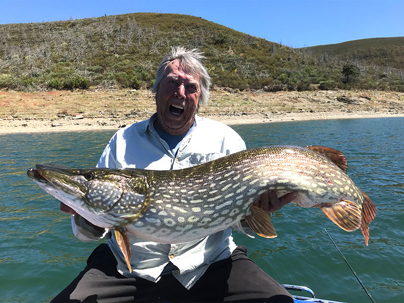 Pêcheur avec un gros brochet