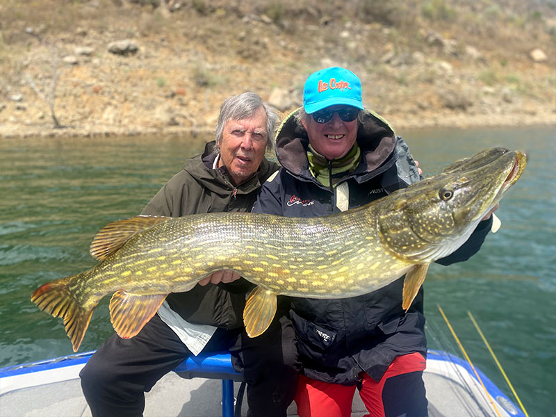 Pêcheur avec un gros brochet