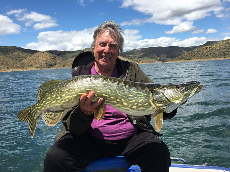 Pêcheur avec un gros brochet