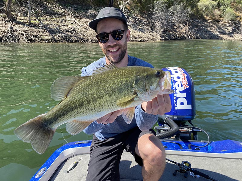 Pêcheur avec un BASS sur un lac Portugais