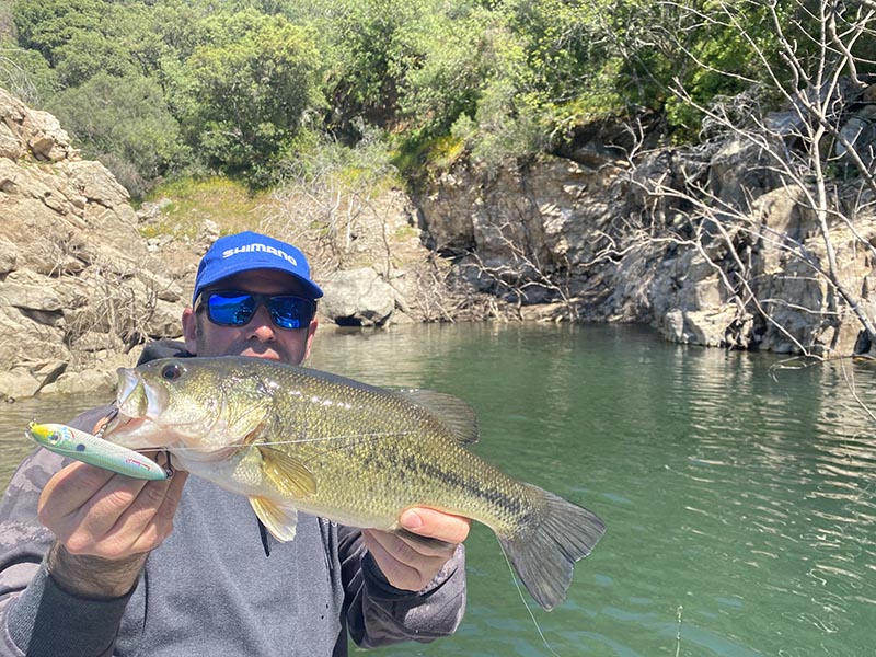 Pêcheur avec un BASS sur un lac Portugais