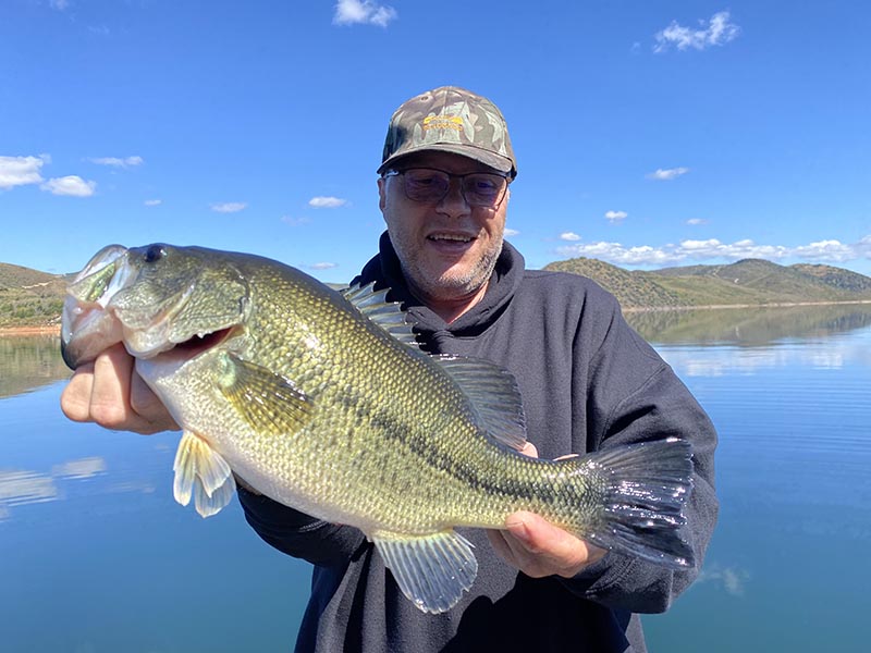 Pêcheur avec un BASS sur un lac Portugais