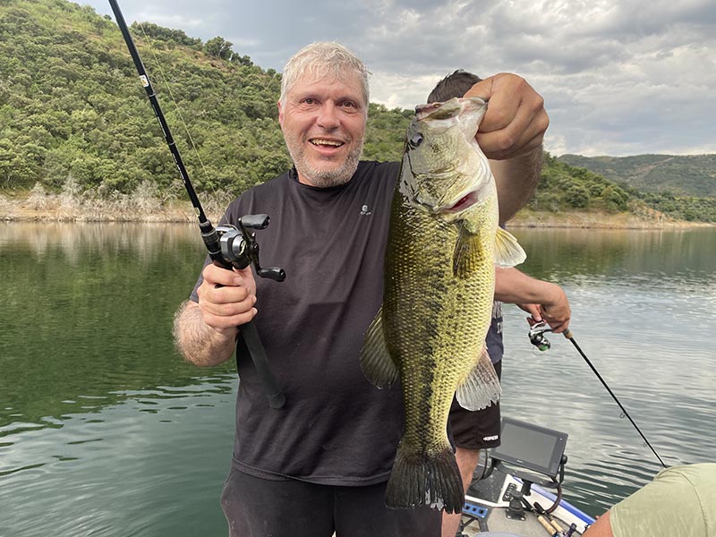 Pêcheur avec un BASS sur un lac Portugais
