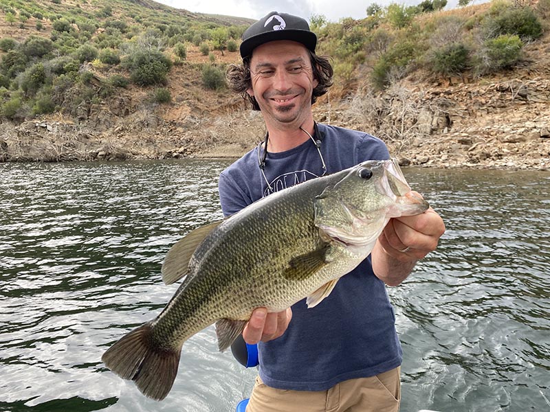 Pêcheur avec un BASS sur un lac Portugais