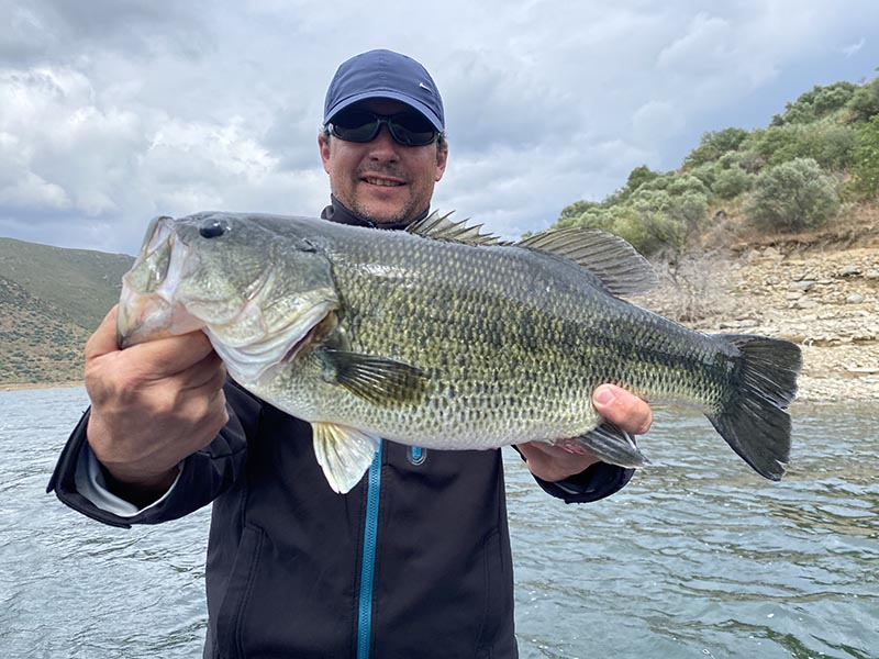 Pêcheur avec un BASS sur un lac Portugais