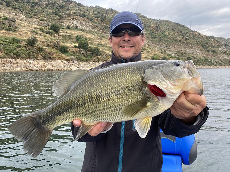Pêcheur avec un BASS sur un lac Portugais