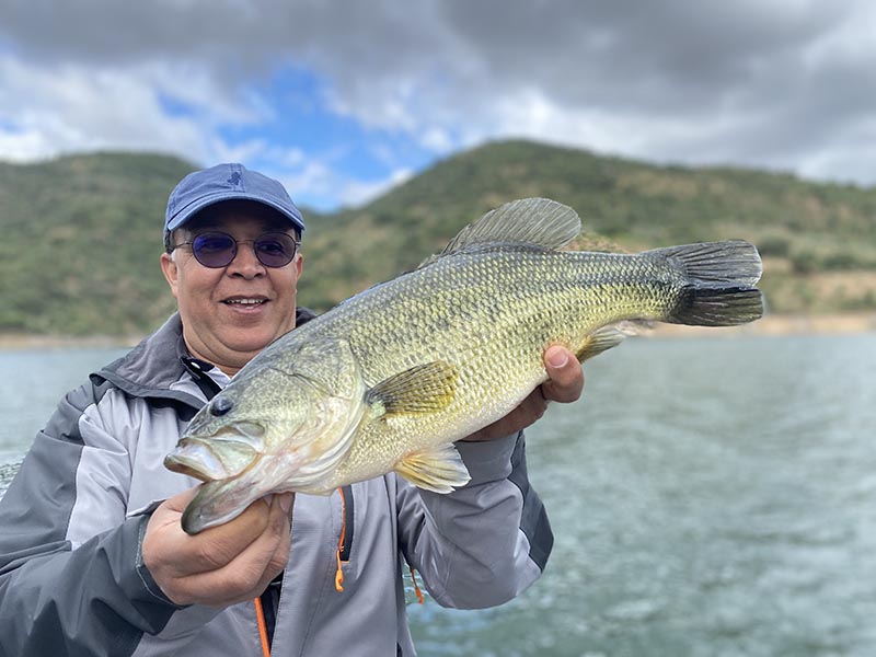 Pêcheur avec un BASS sur un lac Portugais