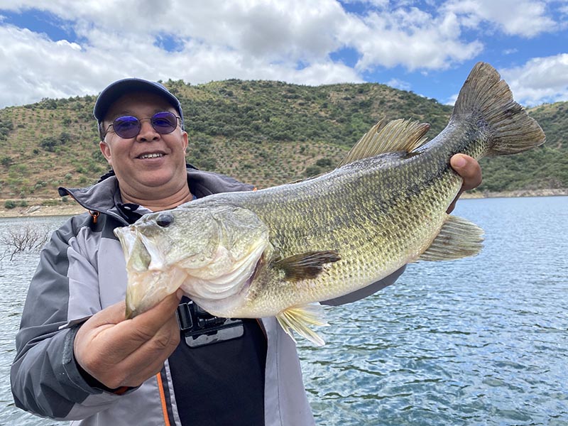 Pêcheur avec un BASS sur un lac Portugais