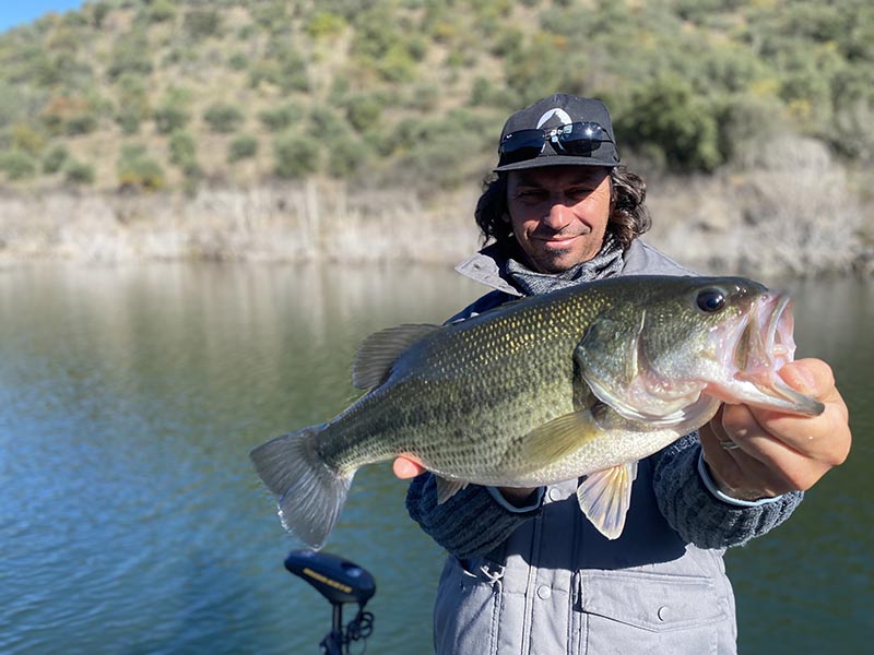 Pêcheur avec un BASS sur un lac Portugais