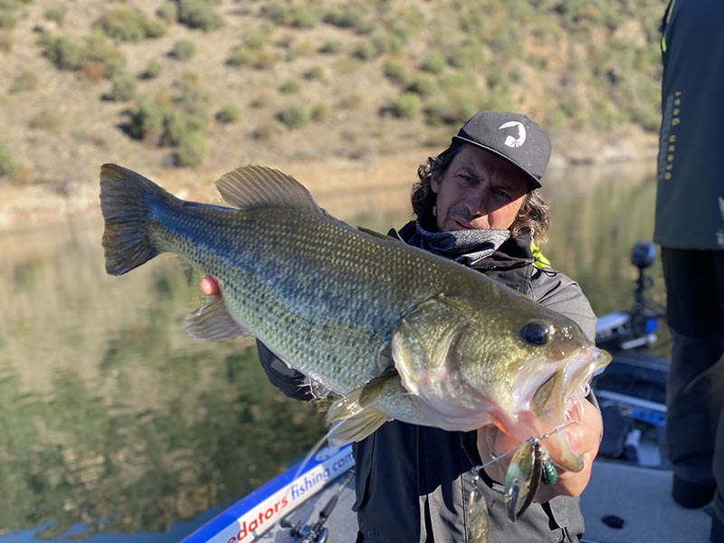 Pêcheur avec un BASS sur un lac Portugais