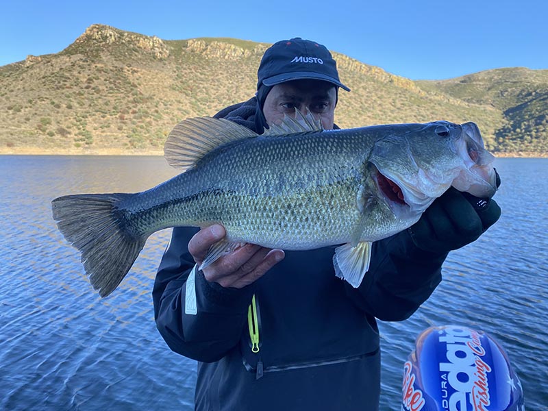 Pêcheur avec un BASS sur un lac Portugais