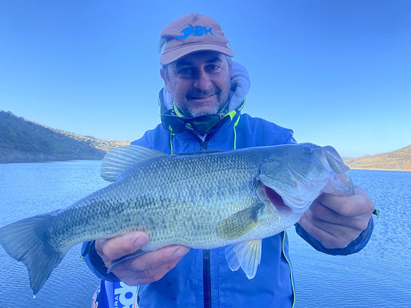 Pêcheur avec un BASS sur un lac Portugais