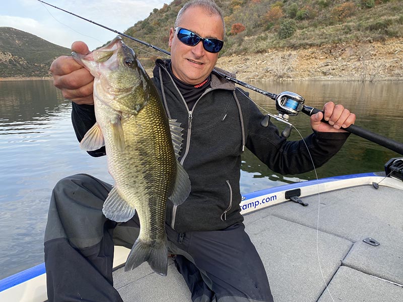 Pêcheur avec un BASS sur un lac Portugais