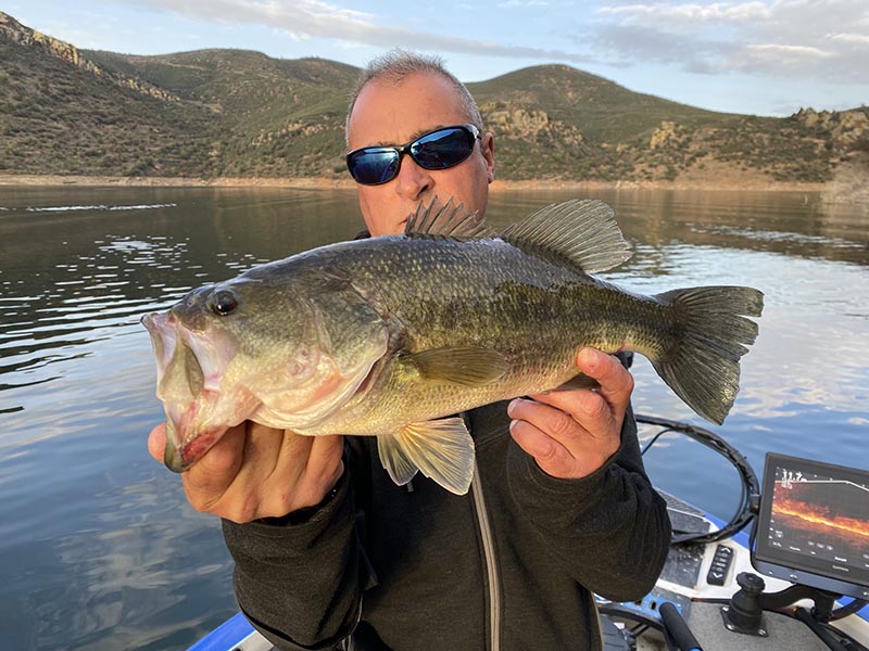 Pêcheur avec un BASS sur un lac Portugais