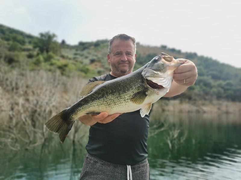 Pêcheur avec un BASS sur un lac Portugais