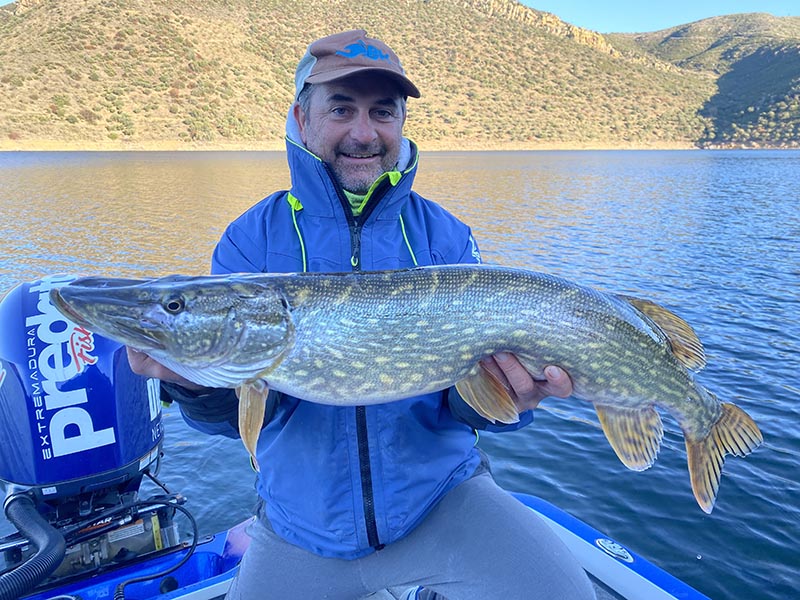 Pecheur avec un brochet sur un lac portugais