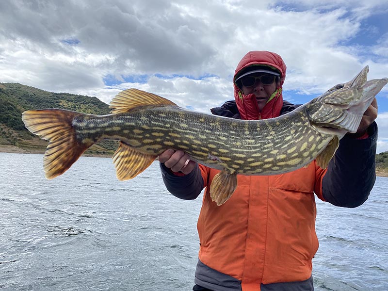 Pecheur avec un brochet sur un lac portugais