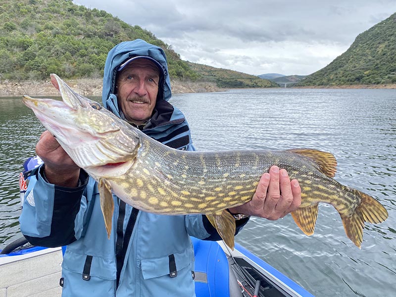 Pecheur avec un brochet sur un lac portugais