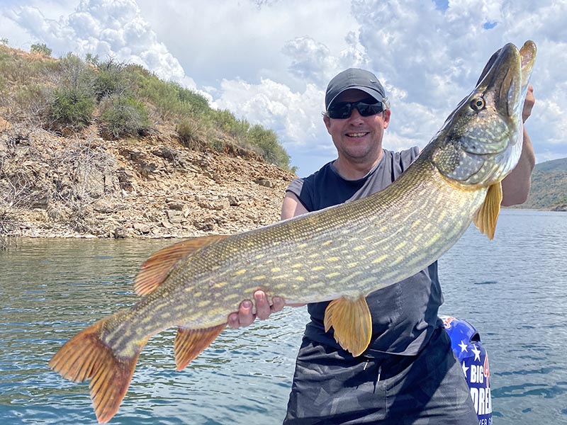 Pecheur avec un brochet sur un lac portugais