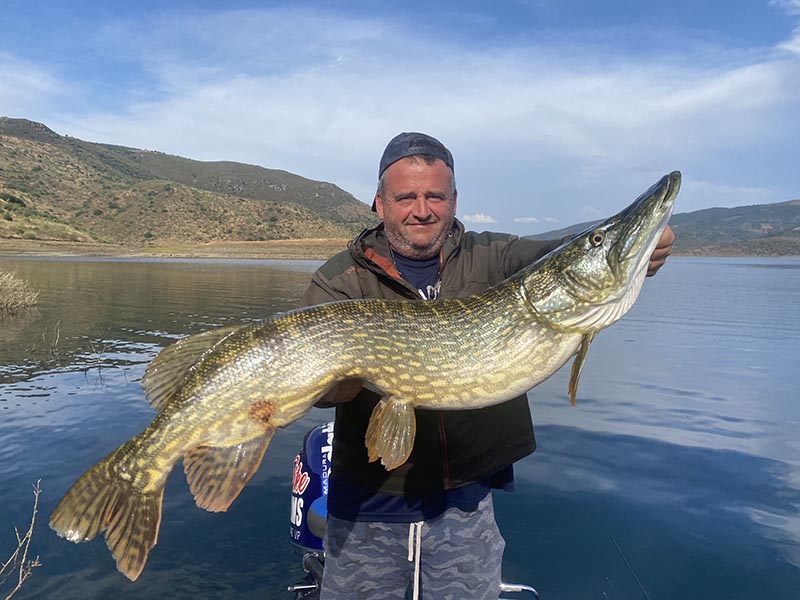 Pecheur avec un brochet sur un lac portugais
