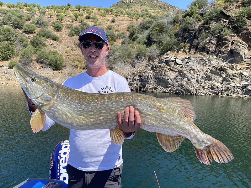 Pecheur avec un brochet sur un lac portugais
