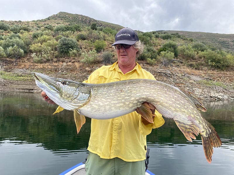 Pecheur avec un brochet sur un lac portugais