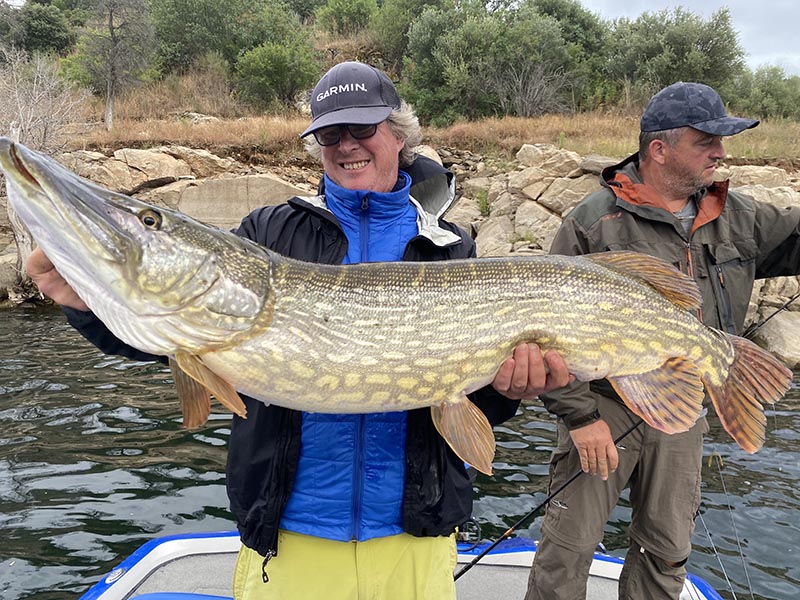 Pecheur avec un brochet sur un lac portugais
