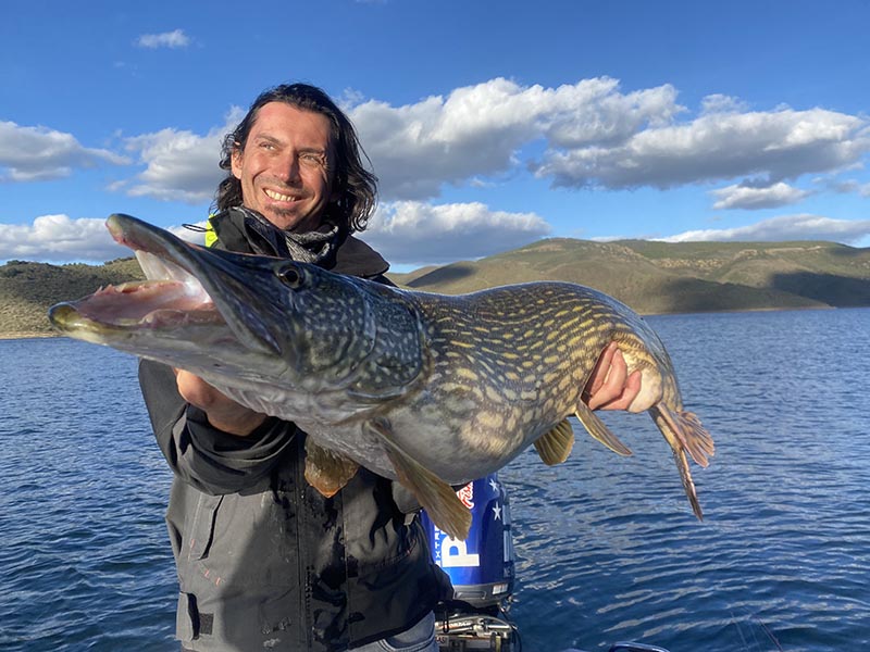 Un Pecheur avec un brochet sur lac Portugais