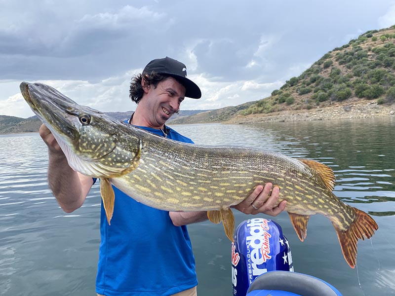 Pecheur avec un brochet sur un lac portugais