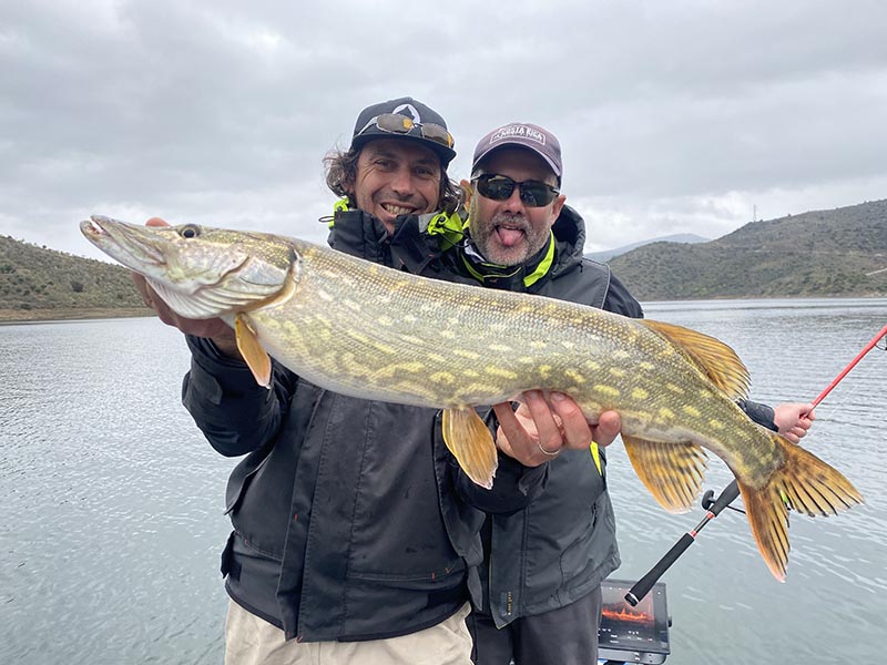 Pecheur avec un brochet sur un lac portugais