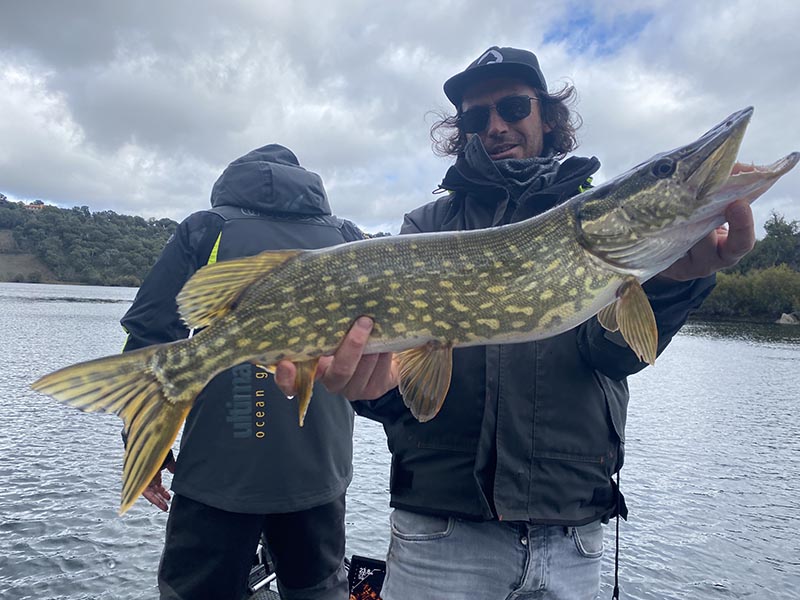 Pecheur avec un brochet sur un lac portugais