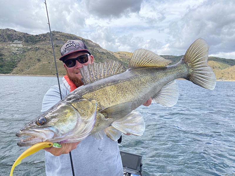 Pêcheur avec une belle sandre sur un lac au Portugal