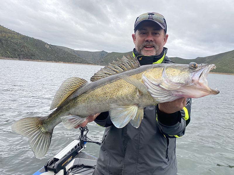 Pêcheur avec une belle sandre sur un lac au Portugal