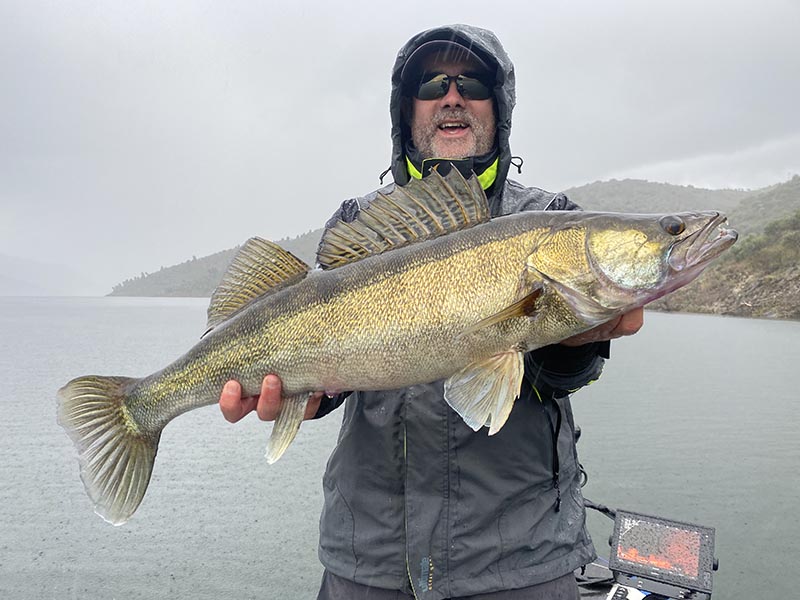 Pêcheur avec une belle sandre sur un lac au Portugal