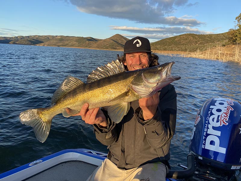 Pêcheur avec une belle sandre sur un lac au Portugal