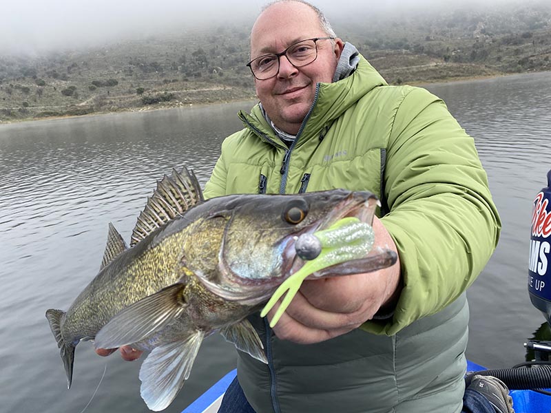 Pêcheur avec une belle sandre sur un lac au Portugal