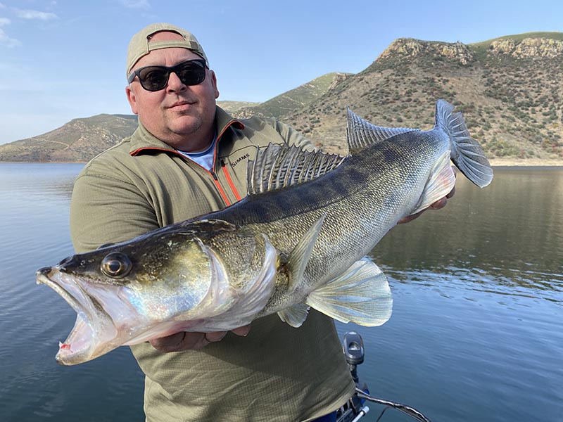 Pêcheur avec une belle sandre sur un lac au Portugal